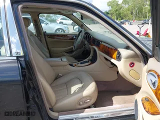 2000 Jaguar XJ with VIN SAJDA14C1YLF04600, listed as a IAAI auction lot 41496106 with 105,000 mi miles. Bid and sale history available at carsss.com. Image 5.