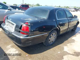 2009 Lincoln Town Car Signature Limited z VIN 2LNHM82V69X611630, wystawiony jako IAAI lot #42219095 z przebiegiem 427 362 mil mil oraz . Historia ofert i sprzedaży dostępna na DreamBid. Obrazek 4.