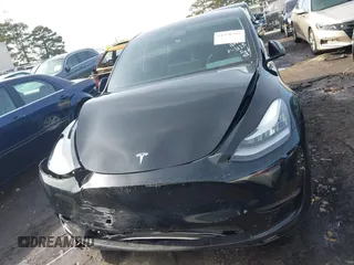 2023 Tesla Model Y Long Range z VIN 7SAYGAEE5PF603128, wystawiony jako IAAI lot #41328797 z przebiegiem 63 527 mil mil oraz . Historia ofert i sprzedaży dostępna na DreamBid. Obrazek 12.