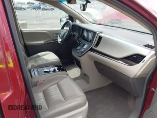 2015 Toyota Sienna XLE z VIN 5TDYK3DC9FS569714, wystawiony jako IAAI lot #42297410 z przebiegiem 114 802 mil mil oraz . Historia ofert i sprzedaży dostępna na DreamBid. Obrazek 5.