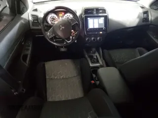 2023 Mitsubishi Outlander ES z VIN JA4ARUAU9PU012079, wystawiony jako Copart lot #52338905 z przebiegiem 31 458 mil mil oraz Szkoda całkowita • Salvage title. Historia ofert i sprzedaży dostępna na DreamBid. Obrazek 8.