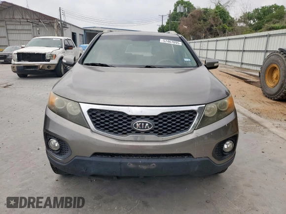 2012 Kia Sorento LX z VIN 5XYKT3A6XCG220216, wystawiony jako Copart lot #57467095 z przebiegiem 116 672 mil mil oraz Szkoda całkowita • Salvage title. Historia ofert i sprzedaży dostępna na DreamBid. Obrazek 5.