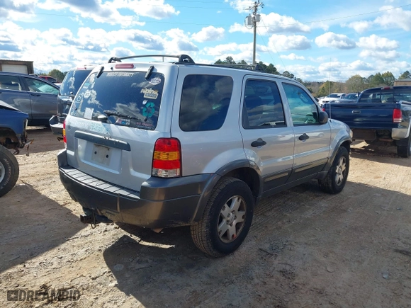 2006 Ford Escape XLT with VIN 1FMYU03176KB00200, listed as a IAAI auction lot 40928186 with 211,864 mi miles. Bid and sale history available at carsss.com. Image 4.