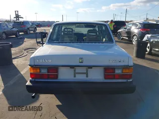 1990 Volvo 240 z VIN YV1AA8846L1429028, wystawiony jako IAAI lot #41370630 z przebiegiem 132 354 mil mil oraz . Historia ofert i sprzedaży dostępna na DreamBid. Obrazek 16.