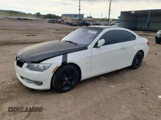 2011 BMW 3 Series 335i xDrive z VIN WBAKF9C57BE262491, wystawiony jako Copart lot #61056225 z przebiegiem 181 577 mil mil oraz Czysty tytuł • Clean title. Historia ofert i sprzedaży dostępna na DreamBid. Obrazek 1.