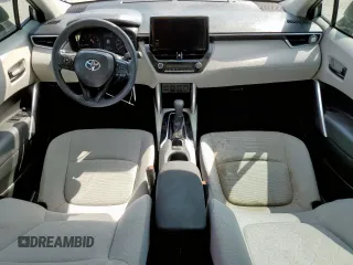 2023 Toyota Corolla Cross L z VIN 7MUAAAAG9PV039217, wystawiony jako Copart lot #57990905 z przebiegiem 13 405 mil mil oraz Szkoda całkowita • Salvage title. Historia ofert i sprzedaży dostępna na DreamBid. Obrazek 8.