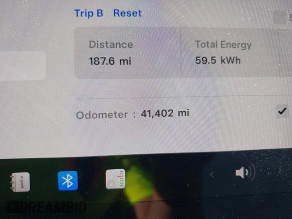 2022 Tesla Model Y Performance z VIN 7SAYGDEF2NF490794, wystawiony jako IAAI lot #42218742 z przebiegiem 41 402 mil mil oraz . Historia ofert i sprzedaży dostępna na DreamBid. Obrazek 15.