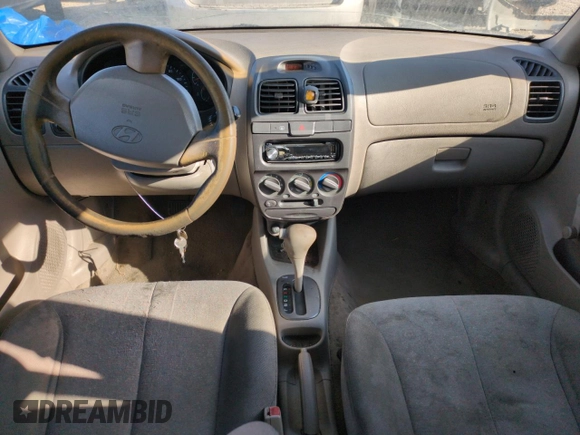 2000 Hyundai Accent z VIN KMHCG45G0YU084004, wystawiony jako Copart lot #42980585 z przebiegiem 167 545 mil mil oraz Czysty tytuł • Clean title. Historia ofert i sprzedaży dostępna na DreamBid. Obrazek 8.