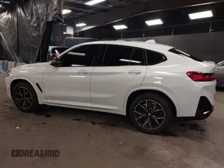 2024 BMW X4 xDrive30i z VIN 5UX33DT06R9U63095, wystawiony jako IAAI lot #40352257 z przebiegiem 19 349 mil mil oraz . Historia ofert i sprzedaży dostępna na DreamBid. Obrazek 3.