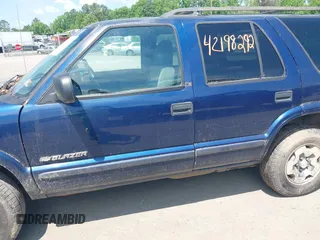 2002 Chevrolet Blazer LS z VIN 1GNDT13WX2K101236, wystawiony jako IAAI lot #42198292 z przebiegiem 193 731 mil mil oraz . Historia ofert i sprzedaży dostępna na DreamBid. Obrazek 6.