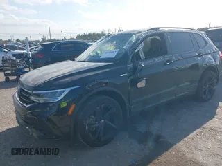 2024 Volkswagen Tiguan SE R-Line Black с VIN 3VVCB7AX7RM036985, выставлен на аукционе IAAI как лот 41709085 с пробегом 19 255 миль миль и . История ставок и продаж доступна на DreamBid. Изображение 2.