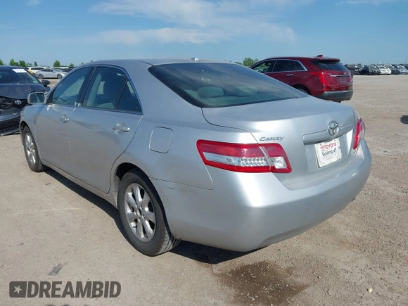 2011 Toyota Camry LE z VIN 4T1BF3EKXBU180291, wystawiony jako IAAI lot #42037125 z przebiegiem 242 462 mil mil oraz . Historia ofert i sprzedaży dostępna na DreamBid. Obrazek 3.