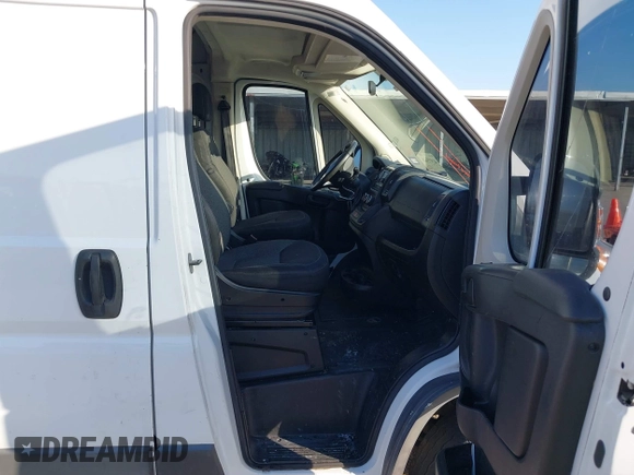 2015 Ram ProMaster Cargo z VIN 3C6TRVDG8FE501040, wystawiony jako IAAI lot #41973468 z przebiegiem 151 465 mil mil oraz . Historia ofert i sprzedaży dostępna na DreamBid. Obrazek 5.