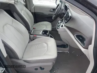 2018 Chrysler Pacifica Touring L Plus z VIN 2C4RC1EGXJR261251, wystawiony jako IAAI lot #41180745 z przebiegiem 82 548 mil mil oraz . Historia ofert i sprzedaży dostępna na DreamBid. Obrazek 5.