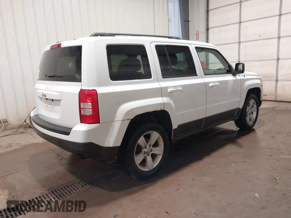 2015 Jeep Patriot High Altitude z VIN 1C4NJRFB2FD197416, wystawiony jako IAAI lot #42382197 z przebiegiem 143 695 mil mil oraz . Historia ofert i sprzedaży dostępna na DreamBid. Obrazek 4.