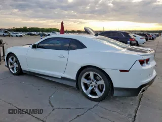 2010 Chevrolet Camaro 2SS z VIN 2G1FK1EJ7A9181786, wystawiony jako Copart lot #55689675 z przebiegiem 84 553 mil mil oraz Szkody całkowita. Historia ofert i sprzedaży dostępna na DreamBid. Obrazek 2.