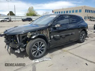 2024 BMW iX xDrive50 z VIN WB523CF07RCP08357, wystawiony jako Copart lot #54941205 z przebiegiem 28 240 mil mil oraz Szkody całkowita. Historia ofert i sprzedaży dostępna na DreamBid. Obrazek 1.