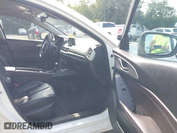 2018 Mazda 3 Touring z VIN 3MZBN1L35JM210093, wystawiony jako IAAI lot #39810891 z przebiegiem 110 052 mil mil oraz . Historia ofert i sprzedaży dostępna na DreamBid. Obrazek 5.