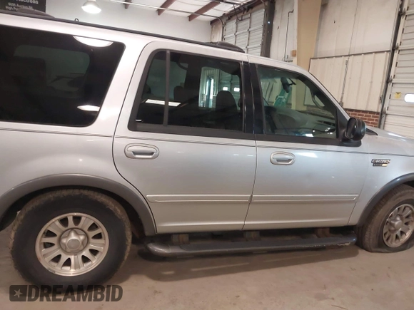 2000 Ford Expedition XLT with VIN 1FMRU1569YLB32940, listed as a IAAI auction lot 41316582 with 290,095 mi miles. Bid and sale history available at carsss.com. Image 13.
