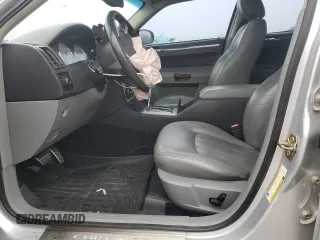 2005 Chrysler 300 C z VIN 2C3JA63H85H560944, wystawiony jako Copart lot #61142485 z przebiegiem 141 753 mil mil oraz Szkoda całkowita • Salvage title. Historia ofert i sprzedaży dostępna na DreamBid. Obrazek 7.