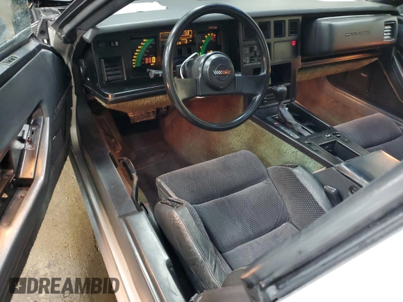 1986 Chevrolet Corvette z VIN 1G1YY0783G5107122, wystawiony jako Copart lot #54137435 z przebiegiem 154 656 mil mil oraz Czysty tytuł • Clean title. Historia ofert i sprzedaży dostępna na DreamBid. Obrazek 8.