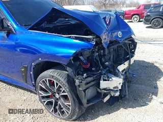 2022 BMW X5 M z VIN 5YMJU0C00N9M64484, wystawiony jako IAAI lot #41825141 z przebiegiem Nie podano mil oraz . Historia ofert i sprzedaży dostępna na DreamBid. Obrazek 13.