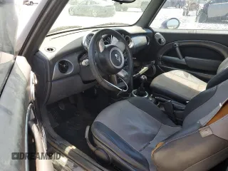 2005 MINI Convertible z VIN WMWRF33435TF61157, wystawiony jako Copart lot #54304905 z przebiegiem Nie podano mil oraz Szkoda całkowita • Salvage title. Historia ofert i sprzedaży dostępna na DreamBid. Obrazek 8.