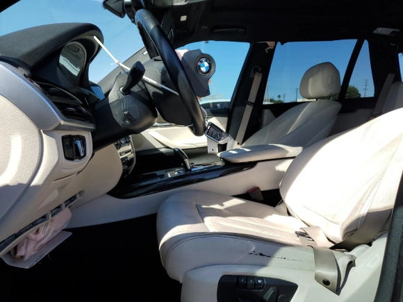 2017 BMW X5 xDrive35i z VIN 5UXKR0C58H0V68965, wystawiony jako Copart lot #45526395 z przebiegiem 91 829 mil mil oraz Szkoda całkowita • Salvage title. Historia ofert i sprzedaży dostępna na DreamBid. Obrazek 7.