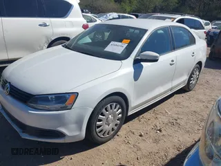 2014 Volkswagen Jetta SE z VIN 3VWD17AJ5EM422832, wystawiony jako IAAI lot #41684216 z przebiegiem 103 940 mil mil oraz . Historia ofert i sprzedaży dostępna na DreamBid. Obrazek 2.