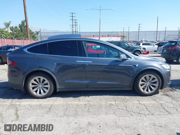 2016 Tesla Model X 70D z VIN 5YJXCAE25GF018477, wystawiony jako IAAI lot #42208404 z przebiegiem 99 380 mil mil oraz . Historia ofert i sprzedaży dostępna na DreamBid. Obrazek 13.