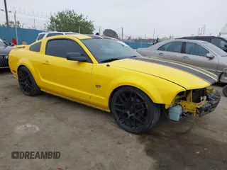 2006 Ford Mustang GT Deluxe with VIN 1ZVFT82H165206827, listed as a IAAI auction lot 42031340 with 256,919 mi miles. Bid and sale history available at carsss.com. Image 1.