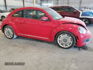 2013 Volkswagen Beetle 2.5L w/Sun/Sound/Nav z VIN 3VWJX7AT4DM631061, wystawiony jako Copart lot #58067625 z przebiegiem 85 742 mil mil oraz Szkody całkowita. Historia ofert i sprzedaży dostępna na DreamBid. Obrazek 4.