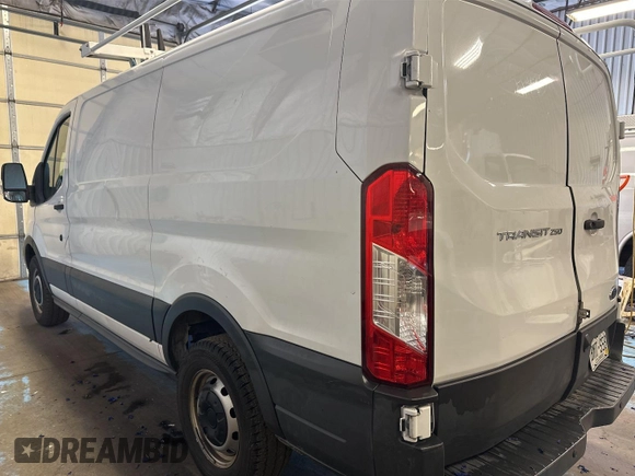 2018 Ford Transit z VIN 1FTYR1YM2JKB43849, wystawiony jako IAAI lot #42642845 z przebiegiem 106 463 mil mil oraz . Historia ofert i sprzedaży dostępna na DreamBid. Obrazek 16.