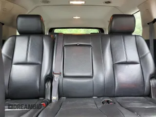 2013 GMC Yukon XL SLT z VIN 1GKS2KE75DR331103, wystawiony jako Copart lot #55884055 z przebiegiem 199 485 mil mil oraz Czysty tytuł • Clean title. Historia ofert i sprzedaży dostępna na DreamBid. Obrazek 10.