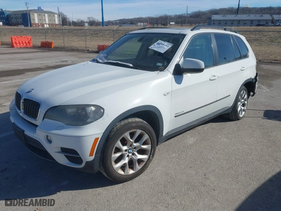 2011 BMW X5 35i with VIN 5UXZV4C57BL406526, listed as a IAAI auction lot 41580453 with 0 mi miles. Bid and sale history available at carsss.com. Image 2.