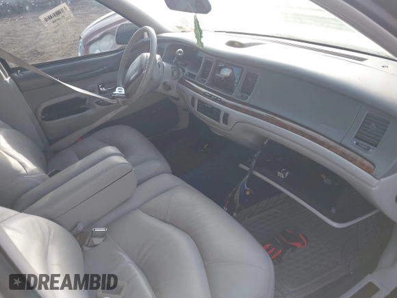 1996 Lincoln Town Car Signature z VIN 1LNLM82W4TY653935, wystawiony jako IAAI lot #41648479 z przebiegiem Nie podano mil oraz . Historia ofert i sprzedaży dostępna na DreamBid. Obrazek 5.