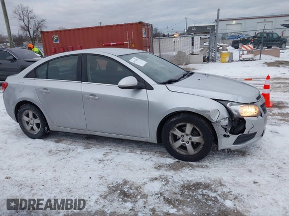2014 Chevrolet Cruze 1LT z VIN 1G1PC5SB3E7224548, wystawiony jako IAAI lot #41318399 z przebiegiem 185 087 mil mil oraz . Historia ofert i sprzedaży dostępna na DreamBid. Obrazek 13.