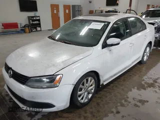 2011 Volkswagen Jetta SE z VIN 3VWDX7AJ9BM003697, wystawiony jako IAAI lot #42305601 z przebiegiem 145 715 mil mil oraz . Historia ofert i sprzedaży dostępna na DreamBid. Obrazek 2.