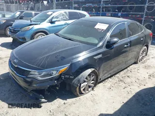 2020 Kia Optima LX z VIN 5XXGT4L32LG421062, wystawiony jako IAAI lot #41879797 z przebiegiem 203 379 mil mil oraz . Historia ofert i sprzedaży dostępna na DreamBid. Obrazek 2.