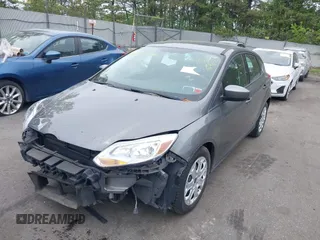 2012 Ford Focus SE z VIN 1FAHP3K22CL394088, wystawiony jako IAAI lot #42263710 z przebiegiem 147 259 mil mil oraz . Historia ofert i sprzedaży dostępna na DreamBid. Obrazek 2.