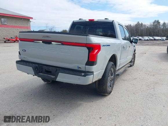 2024 Ford F-150 Lightning Lariat z VIN 1FT6W5L73RWG16719, wystawiony jako IAAI lot #41889644 z przebiegiem 5 031 mil mil oraz . Historia ofert i sprzedaży dostępna na DreamBid. Obrazek 4.