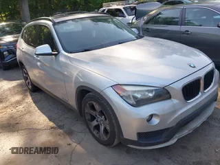 2015 BMW X1 sDrive28i z VIN WBAVM1C58FV318836, wystawiony jako IAAI lot #42185975 z przebiegiem 203 744 mil mil oraz . Historia ofert i sprzedaży dostępna na DreamBid. Obrazek 1.