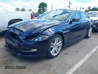2019 Jaguar XJ R-Sport z VIN SAJWJ1CD0K8W20865, wystawiony jako IAAI lot #42206084 z przebiegiem 42 697 mil mil oraz . Historia ofert i sprzedaży dostępna na DreamBid. Obrazek 2.