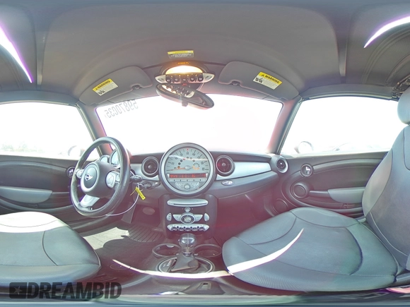 2010 MINI Convertible с VIN WMWMR3C59ATU97966, выставлен на аукционе Copart как лот 59870035 с пробегом 124 132 миль миль и Списание • Salvage title. История ставок и продаж доступна на DreamBid. Изображение 14.