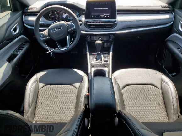 2025 Jeep Compass Latitude z VIN 3C4NJDBN9ST515927, wystawiony jako Copart lot #50828755 z przebiegiem 11 454 mil mil oraz Szkoda całkowita • Salvage title. Historia ofert i sprzedaży dostępna na DreamBid. Obrazek 8.