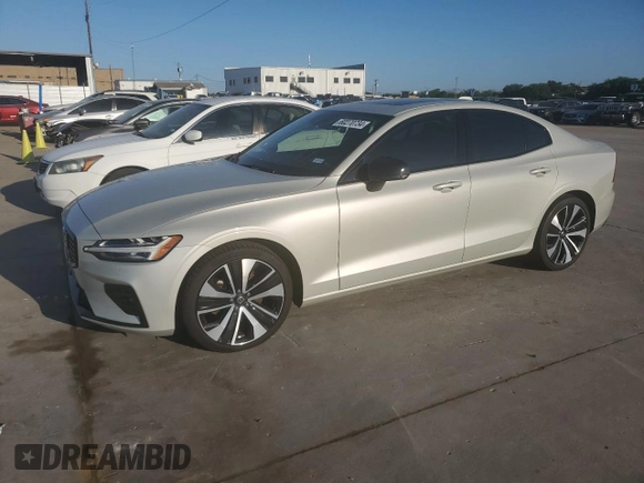 2022 Volvo S60 Momentum with VIN 7JRL12FZXNG162441, listed as a Copart auction lot 60270734 with 32,438 mi miles and Clean Title. Bid and sale history available at carsss.com. Image 1.