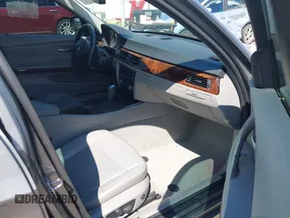 2011 BMW 3 Series 328i xDrive z VIN WBAPK5G52BNN81964, wystawiony jako IAAI lot #42206128 z przebiegiem 118 752 mil mil oraz . Historia ofert i sprzedaży dostępna na DreamBid. Obrazek 5.