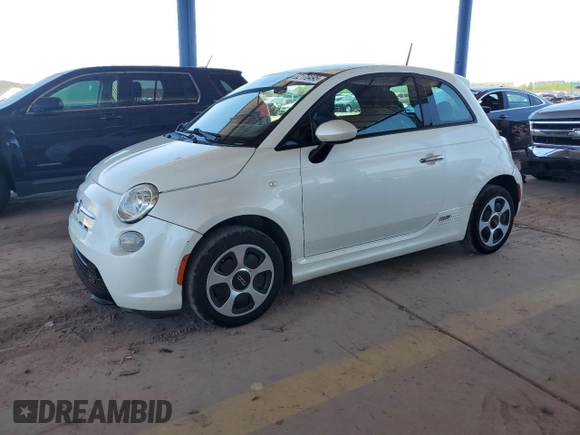 2015 FIAT 500e z VIN 3C3CFFGE2FT503321, wystawiony jako Copart lot #62170495 z przebiegiem 61 091 mil mil oraz Czysty tytuł • Clean title. Historia ofert i sprzedaży dostępna na DreamBid. Obrazek 1.