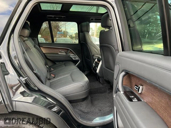 2023 Land Rover Range Rover SE z VIN SALKP9E70PA017747, wystawiony jako Copart lot #45363235 z przebiegiem 39 043 mil mil oraz Czysty tytuł • Clean title. Historia ofert i sprzedaży dostępna na DreamBid. Obrazek 6.