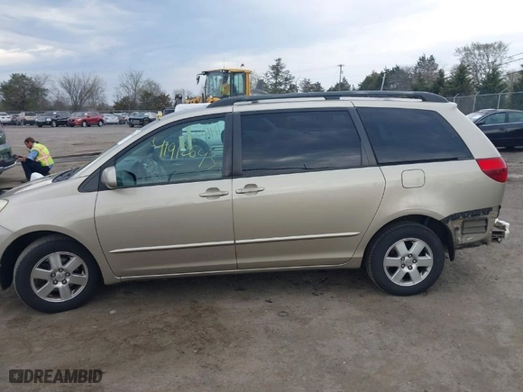 2005 Toyota Sienna XLE with VIN 5TDZA22C15S235972, listed as a IAAI auction lot 41912643 with 222,061 mi miles. Bid and sale history available at carsss.com. Image 14.